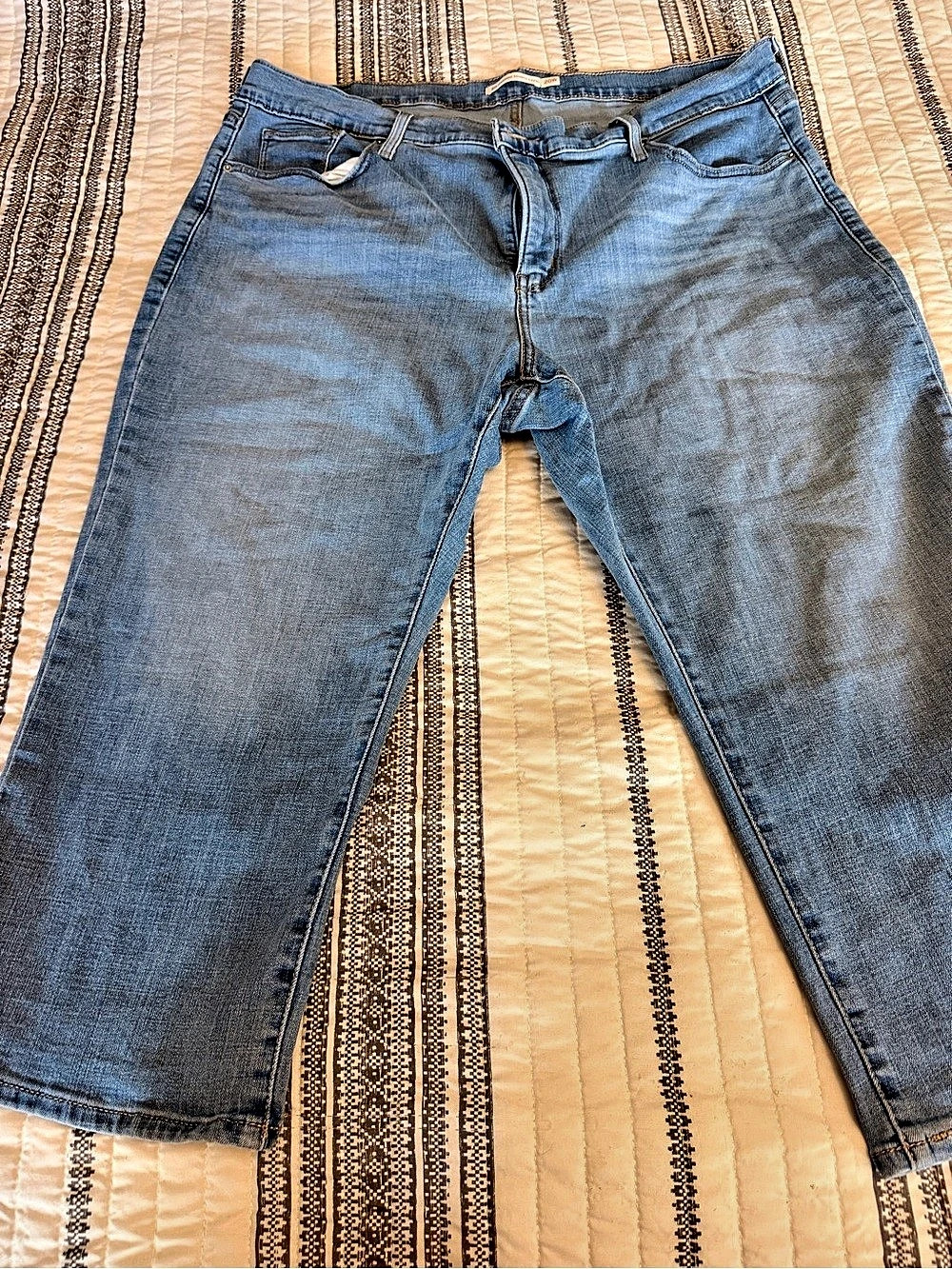 Levi's Women’s Blue Straight Leg Jean Capri see pictures for measurements